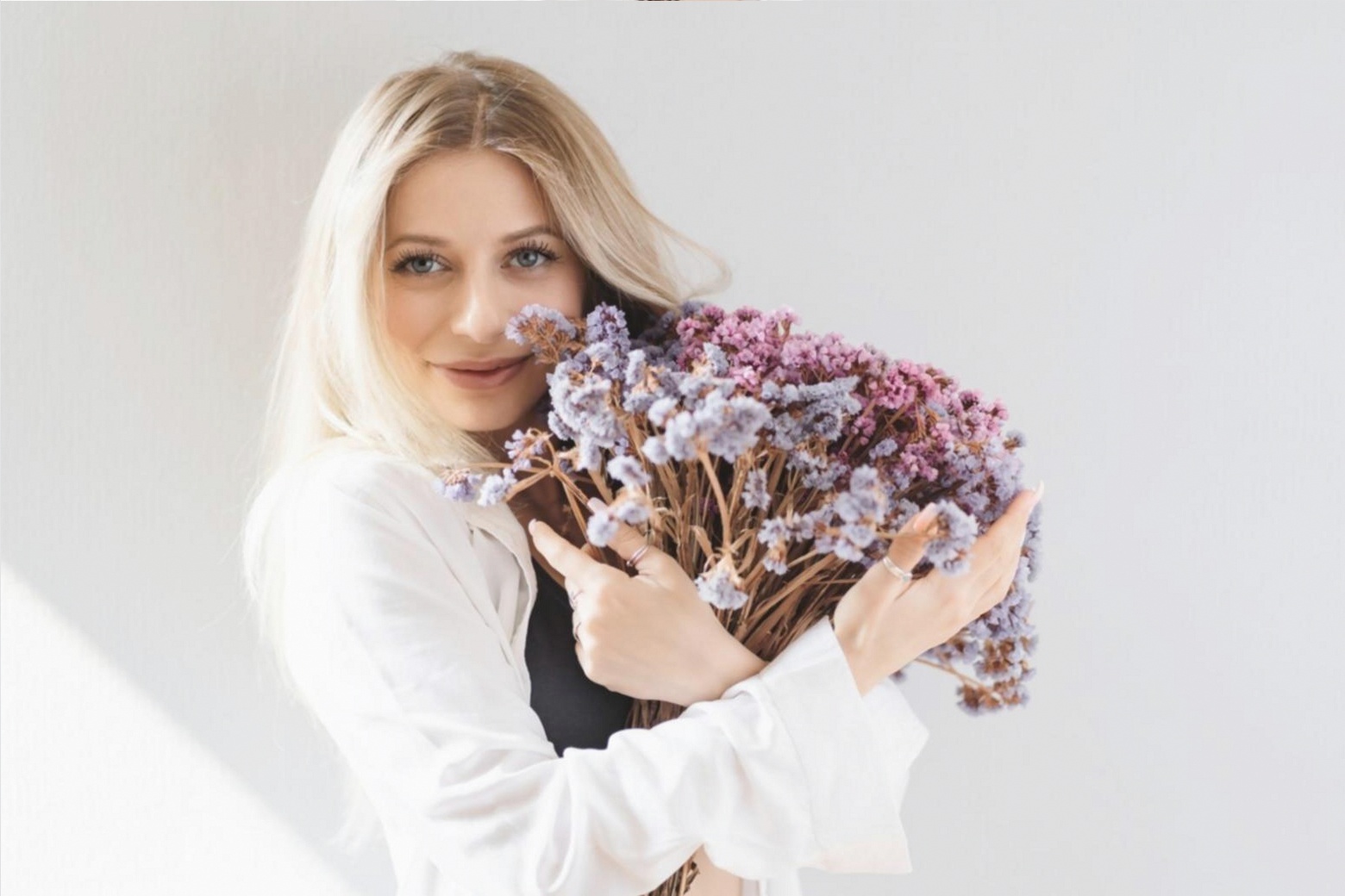 Composition florale de style naturel avec feuillage sauvage